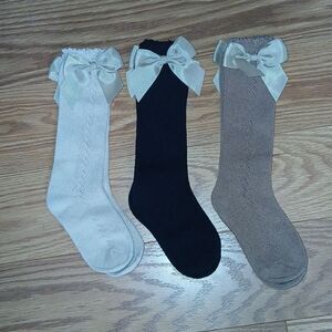 Girls   3 pk knee high socks with bow accent on side Sz M ( shoe sz  4-8.5) NEW